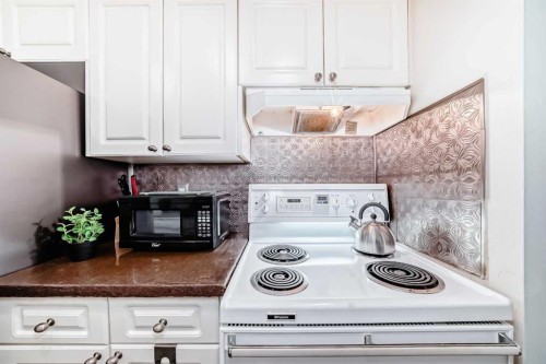 191-8948 Elbow Drive Sw, Calgary, AB - Indoor Photo Showing Kitchen