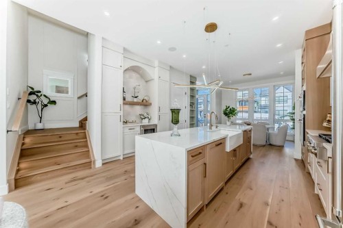2313 23 Avenue Sw, Calgary, AB - Indoor Photo Showing Kitchen