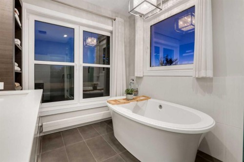 102 18 Avenue Se, Calgary, AB - Indoor Photo Showing Bathroom