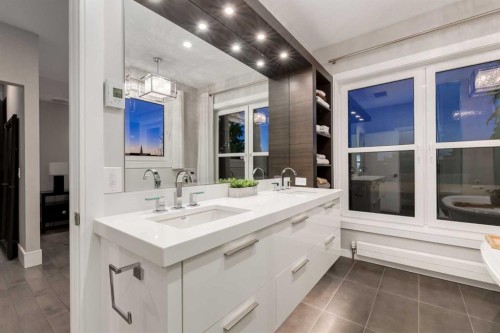 102 18 Avenue Se, Calgary, AB - Indoor Photo Showing Bathroom