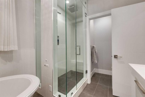 102 18 Avenue Se, Calgary, AB - Indoor Photo Showing Bathroom