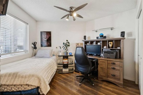 204-30 Sierra Morena Mews Sw, Calgary, AB - Indoor Photo Showing Bedroom