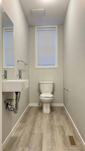 608 Copperstone Manor Se, Calgary, AB - Indoor Photo Showing Bathroom