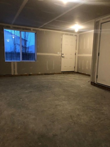 608 Copperstone Manor Se, Calgary, AB - Indoor Photo Showing Garage