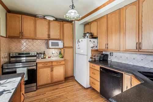 663 10 Avenue South, Carstairs, AB - Indoor Photo Showing Kitchen