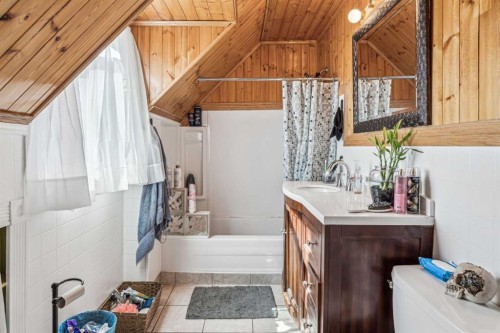 663 10 Avenue South, Carstairs, AB - Indoor Photo Showing Bathroom