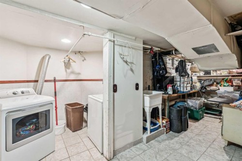 663 10 Avenue South, Carstairs, AB - Indoor Photo Showing Laundry Room