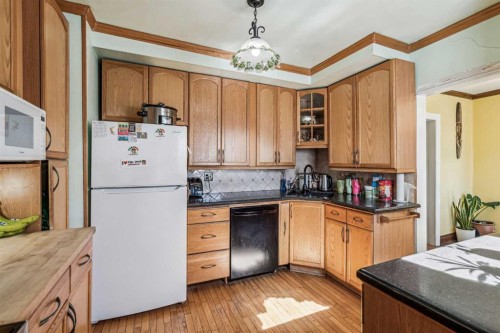 663 10 Avenue South, Carstairs, AB - Indoor Photo Showing Kitchen