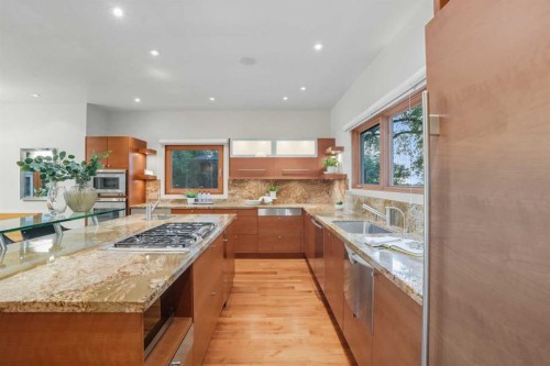 1403 Beverley Place Sw, Calgary, AB - Indoor Photo Showing Kitchen With Upgraded Kitchen