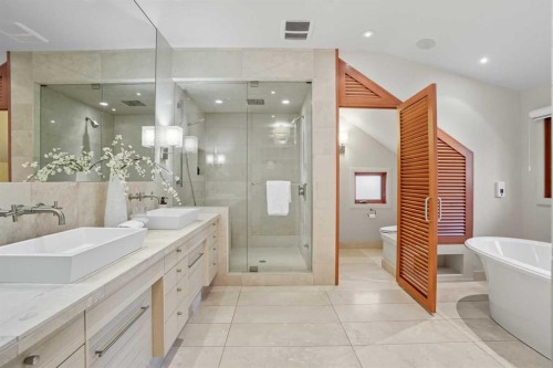 1403 Beverley Place Sw, Calgary, AB - Indoor Photo Showing Bathroom