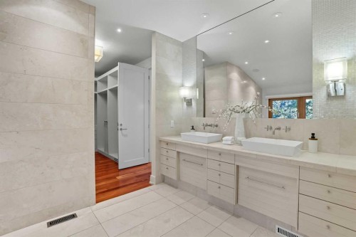 1403 Beverley Place Sw, Calgary, AB - Indoor Photo Showing Bathroom