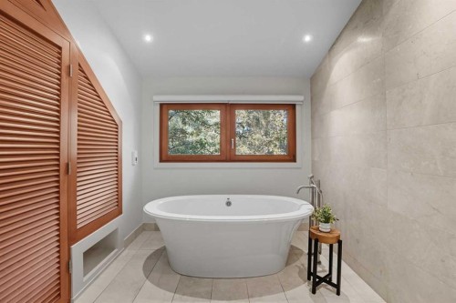 1403 Beverley Place Sw, Calgary, AB - Indoor Photo Showing Bathroom