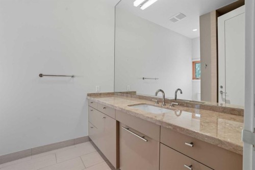 1403 Beverley Place Sw, Calgary, AB - Indoor Photo Showing Bathroom