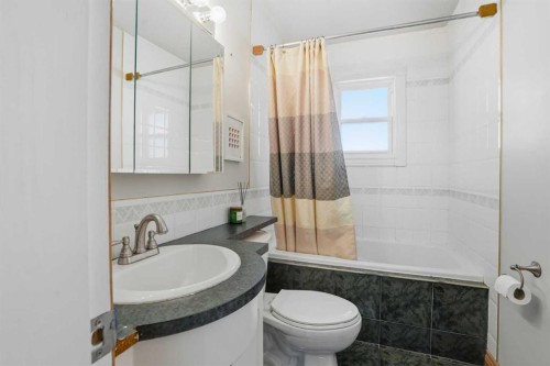 3003 25 Street Sw, Calgary, AB - Indoor Photo Showing Bathroom