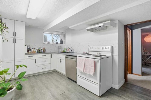 3003 25 Street Sw, Calgary, AB - Indoor Photo Showing Kitchen