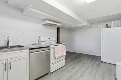 3003 25 Street Sw, Calgary, AB - Indoor Photo Showing Kitchen