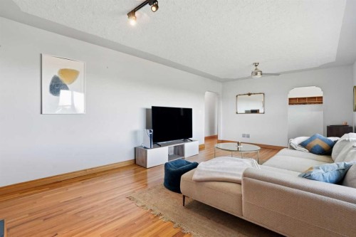 3003 25 Street Sw, Calgary, AB - Indoor Photo Showing Living Room