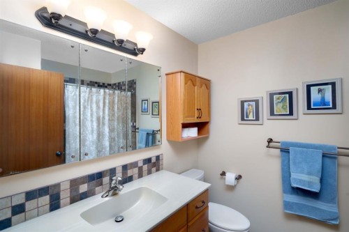 2026 41 Street Se, Calgary, AB - Indoor Photo Showing Bathroom