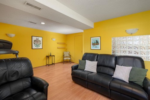 2026 41 Street Se, Calgary, AB - Indoor Photo Showing Living Room