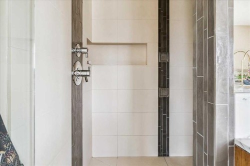 374 Discovery Ridge Way Sw, Calgary, AB - Indoor Photo Showing Bathroom