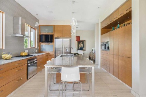 374 Discovery Ridge Way Sw, Calgary, AB - Indoor Photo Showing Kitchen With Upgraded Kitchen