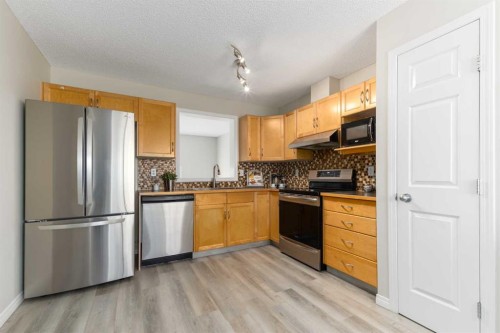 126 Everhollow Heights Sw, Calgary, AB - Indoor Photo Showing Kitchen