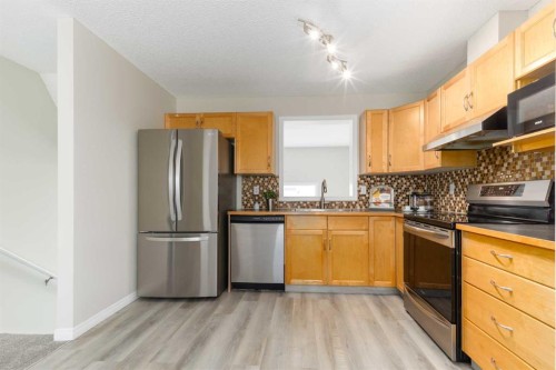 126 Everhollow Heights Sw, Calgary, AB - Indoor Photo Showing Kitchen
