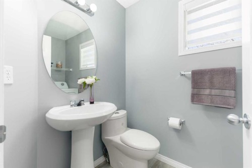 126 Everhollow Heights Sw, Calgary, AB - Indoor Photo Showing Bathroom