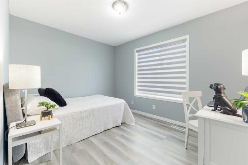 126 Everhollow Heights Sw, Calgary, AB - Indoor Photo Showing Bedroom