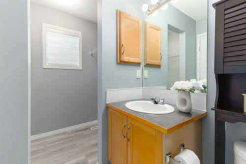 126 Everhollow Heights Sw, Calgary, AB - Indoor Photo Showing Bathroom