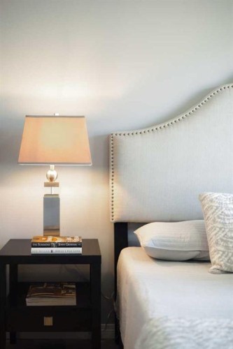 126 Everhollow Heights Sw, Calgary, AB - Indoor Photo Showing Bedroom