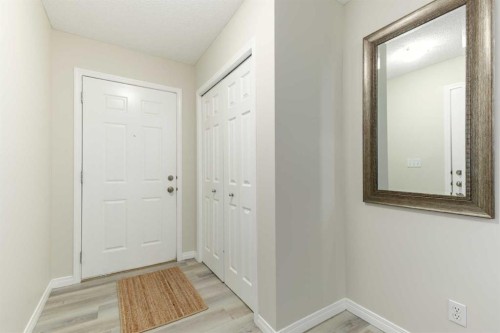 126 Everhollow Heights Sw, Calgary, AB - Indoor Photo Showing Other Room