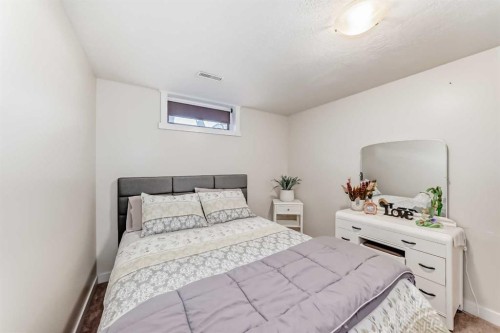 67 Sandstone Crescent Se, Airdrie, AB - Indoor Photo Showing Bedroom