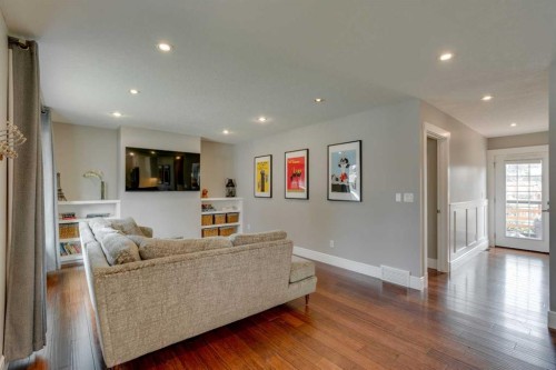 2444 45 Street Se, Calgary, AB - Indoor Photo Showing Living Room