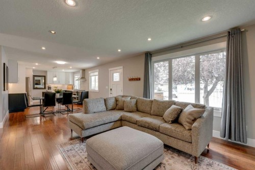 2444 45 Street Se, Calgary, AB - Indoor Photo Showing Living Room