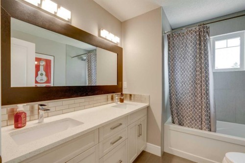 2444 45 Street Se, Calgary, AB - Indoor Photo Showing Bathroom