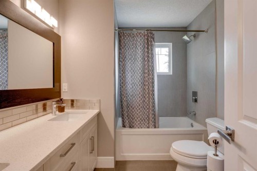 2444 45 Street Se, Calgary, AB - Indoor Photo Showing Bathroom