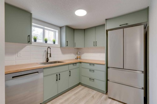 2444 45 Street Se, Calgary, AB - Indoor Photo Showing Kitchen