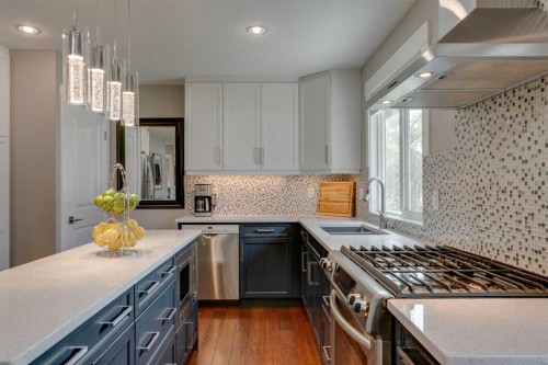 2444 45 Street Se, Calgary, AB - Indoor Photo Showing Kitchen With Upgraded Kitchen