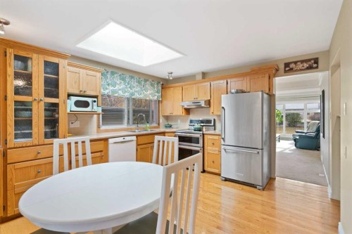 9632 Oakcliffe Drive Sw, Calgary, AB - Indoor Photo Showing Kitchen