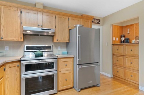 9632 Oakcliffe Drive Sw, Calgary, AB - Indoor Photo Showing Kitchen