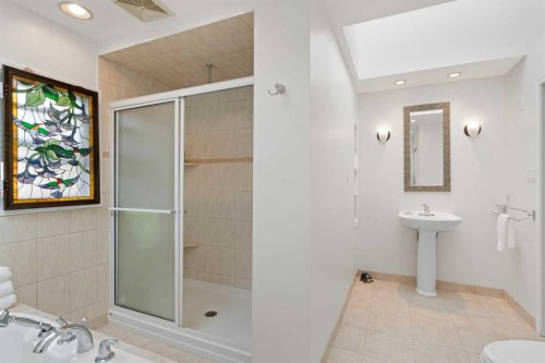 9632 Oakcliffe Drive Sw, Calgary, AB - Indoor Photo Showing Bathroom