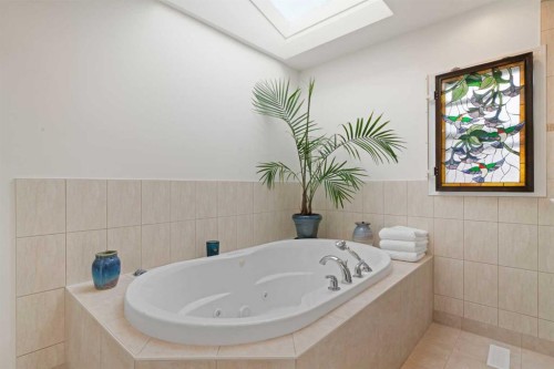 9632 Oakcliffe Drive Sw, Calgary, AB - Indoor Photo Showing Bathroom