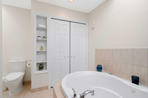9632 Oakcliffe Drive Sw, Calgary, AB - Indoor Photo Showing Bathroom