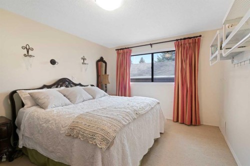9632 Oakcliffe Drive Sw, Calgary, AB - Indoor Photo Showing Bedroom