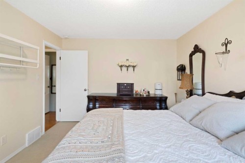 9632 Oakcliffe Drive Sw, Calgary, AB - Indoor Photo Showing Bedroom