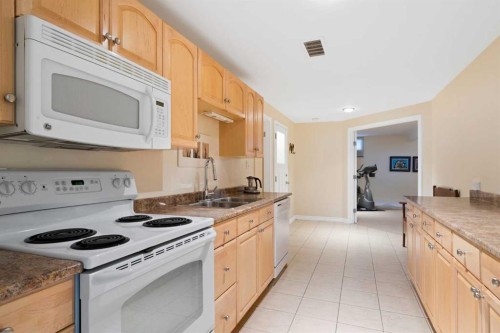 9632 Oakcliffe Drive Sw, Calgary, AB - Indoor Photo Showing Kitchen With Double Sink