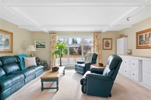 9632 Oakcliffe Drive Sw, Calgary, AB - Indoor Photo Showing Living Room