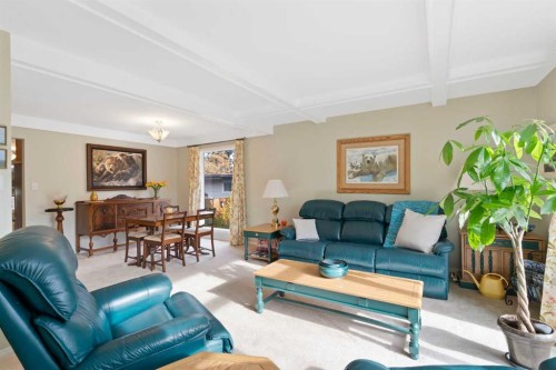 9632 Oakcliffe Drive Sw, Calgary, AB - Indoor Photo Showing Living Room