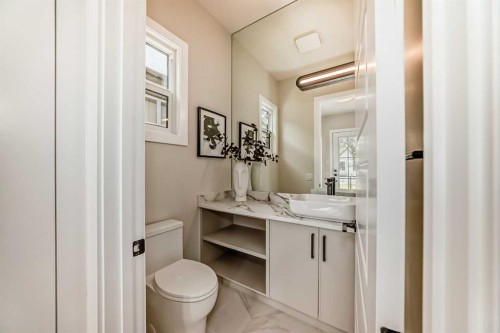 2528 7 Avenue Nw, Calgary, AB - Indoor Photo Showing Bathroom